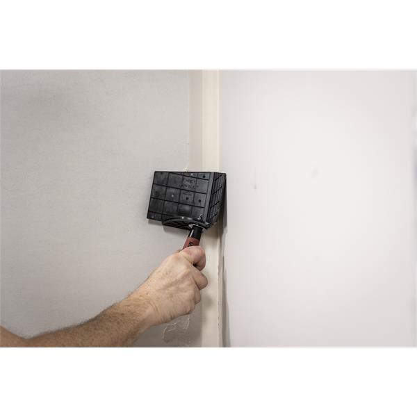 Applying MARSHALLTOWN Exact Angle™ Inside Corner Trowel on wall corner