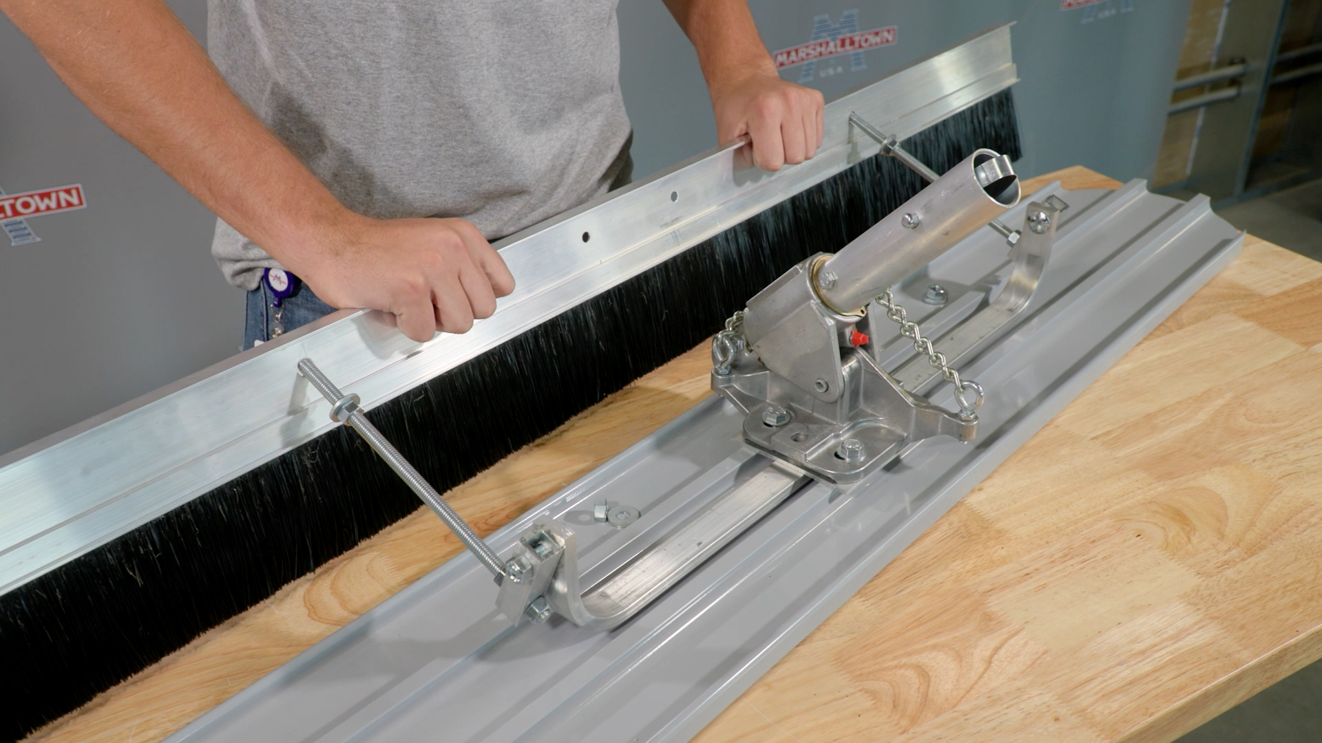 ハット ブローシャッター Part # : AB4013 - Broom-Float Adapter Bracket - MARSHALLTOWN®